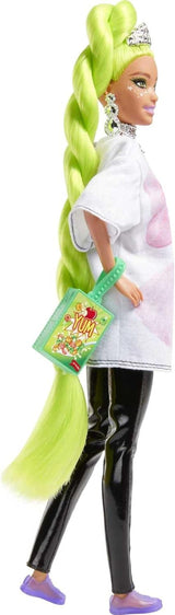 Barbie HDJ44 - Poupée supplémentaire #11 en T-shirt et leggings surdimensionnés avec papiers peints de haute qualité, cheveux et accessoires très longs neongrünes, vêtements flexibles, jouets pour enfants à partir de 3 ans