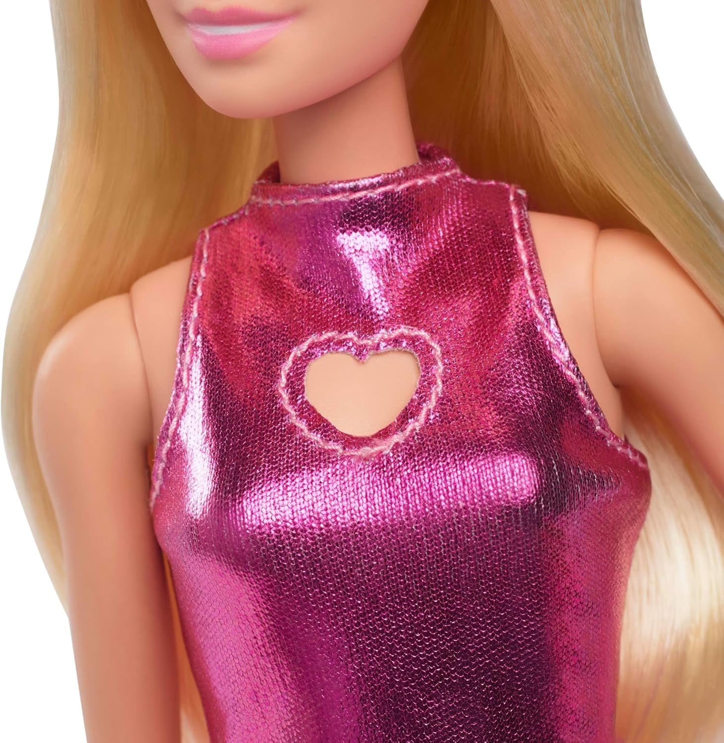 Poupée Barbie Fashionistas no. 230 avec cheveux blonds, mini-robe rose découpée en cœur métallisé, bracelet blanc et talons hauts, HYT88
