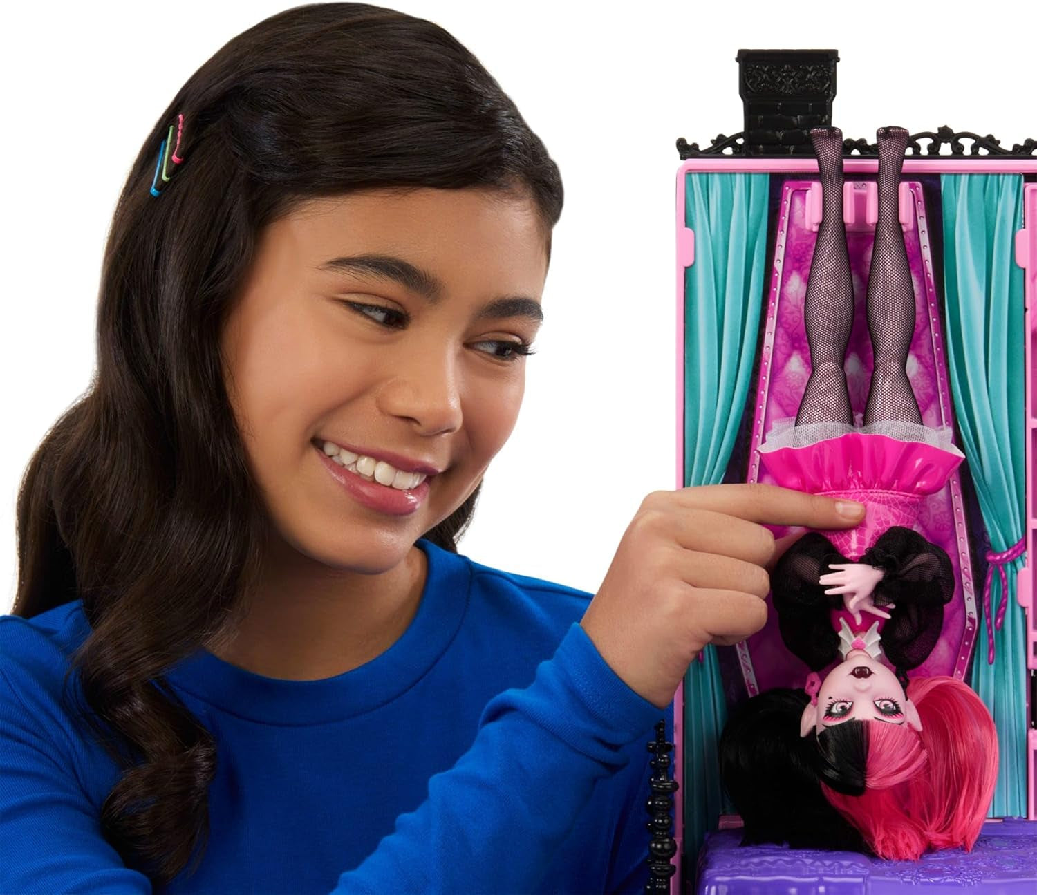 Monster High Buh-tique Hotel Dollhouse, ensemble de jeu pliable avec des surprises effrayantes dans chaque pièce et plus de 13 ensembles de jeu, y compris des meubles et des accessoires, JBF16