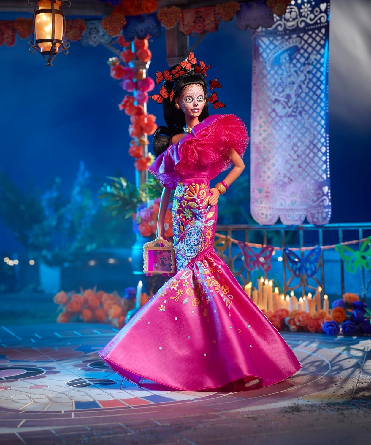 Poupée Barbie Day of the Dead - Édition limitée avec robe et bijoux traditionnels, comprend un support et un certificat de collectionneur, pour les collectionneurs et les fans à partir de 6 ans, HJX14