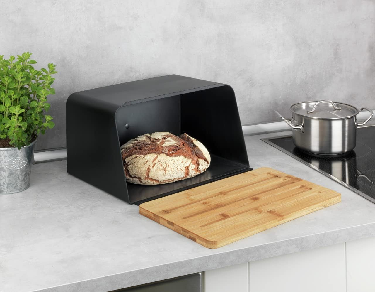 WENKO Corbeille à Pain Kubo avec Planche en Bambou, Rangement à Pain Polyvalent avec Couvercle et Planche à Découper en Bambou Intégrée, Boîte de Conservation des Aliments, Rangement du Pain Durable, 35 x 20,5 x 26 cm, Noir/Naturel Naty Shop