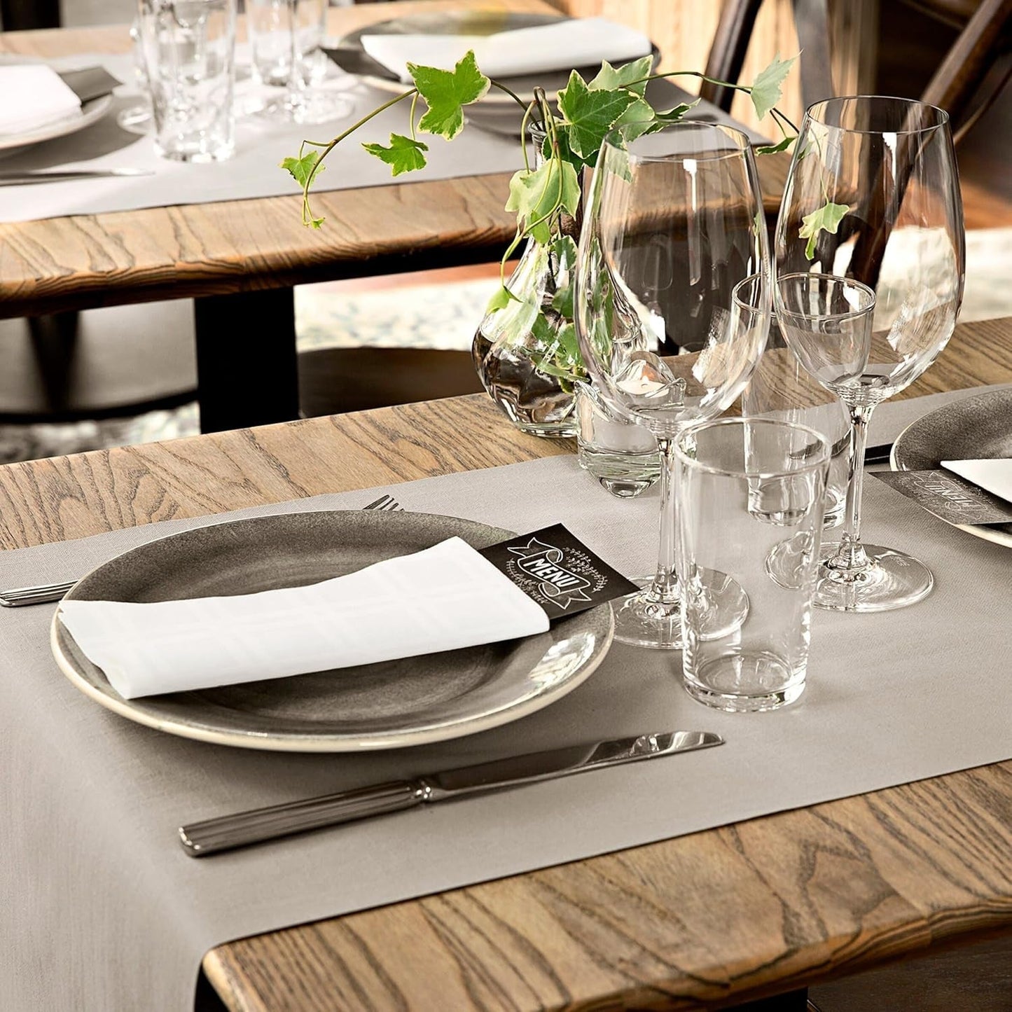 Serviettes de table Tork Linstyle blanches, pliées en 1/4, 19,5 × 19,5 cm, 14 × 50 serviettes, 509410