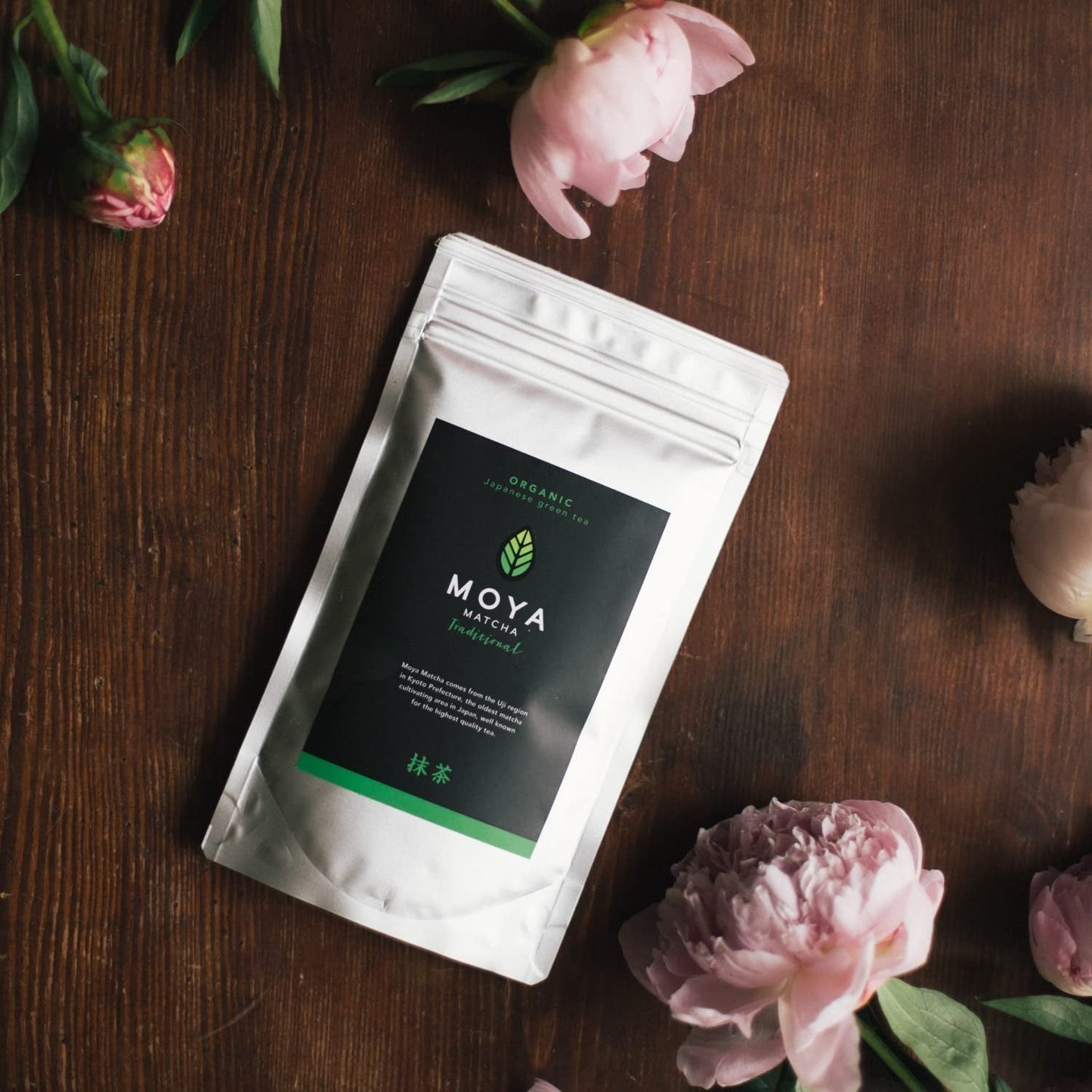 Poudre de thé vert biologique Moya Matcha | 100 g qualité cérémonie traditionnelle 30 g | Cultivé et récolté biologiquement à Uji, Japon | Parfait à boire avec de l'eau, des lattes au matcha, des smoothies et des limonades