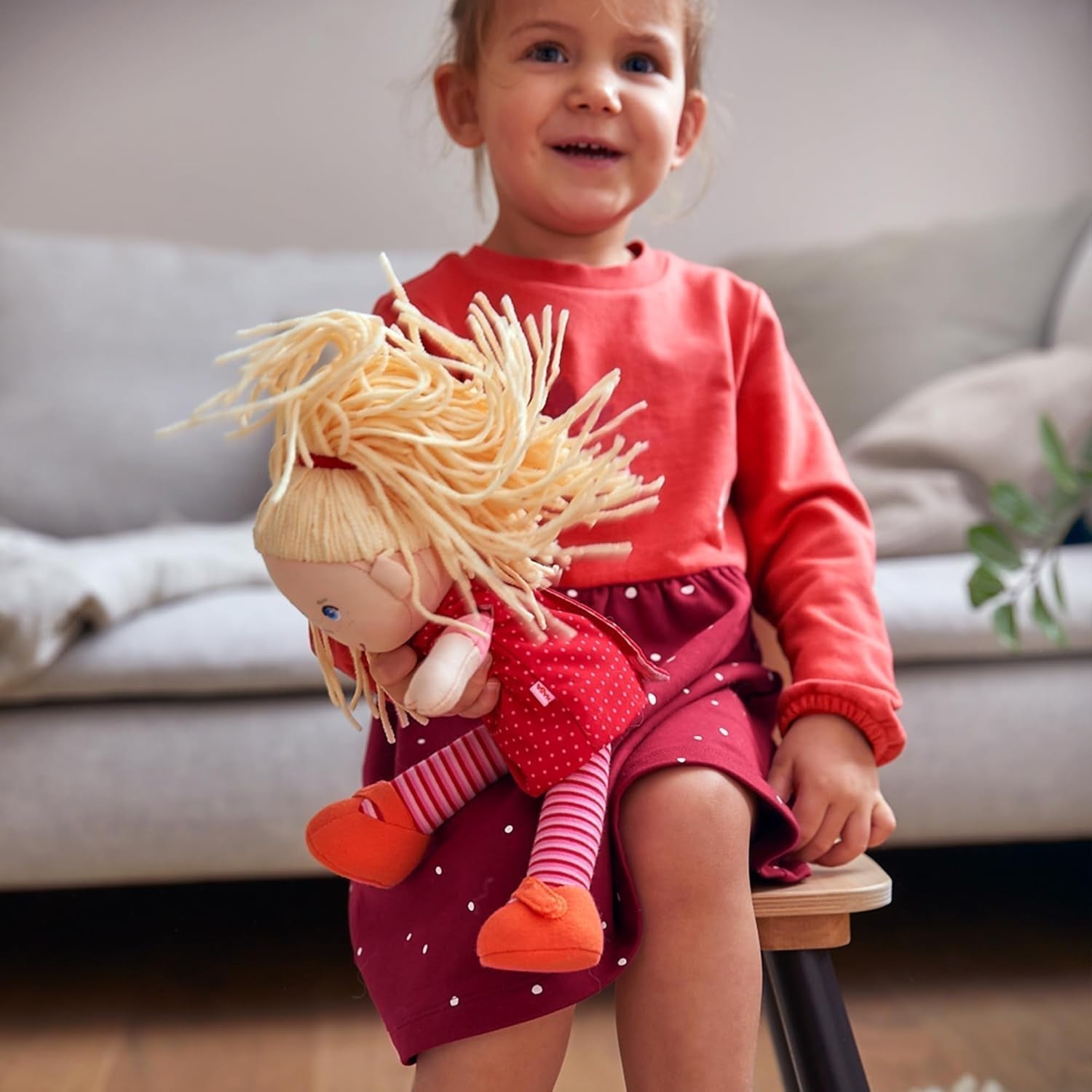 HABA 302108 - Poupée Annelie, poupée en tissu avec vêtements et cheveux, 30 cm, jouet à partir de 18 mois, rouge Poupées Naty Shop