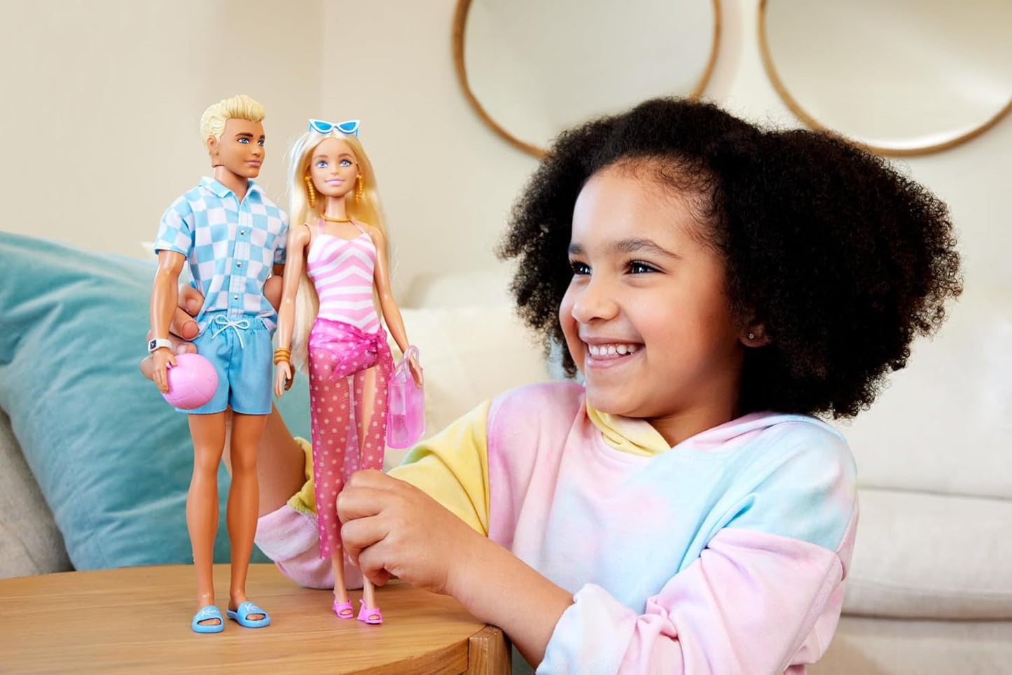 Barbie Ken - Poupée blonde avec chemise bleue et tablier de bain, accessoires de plage et ballon de plage pour un jeu créatif, à partir de 3 ans, HPL74