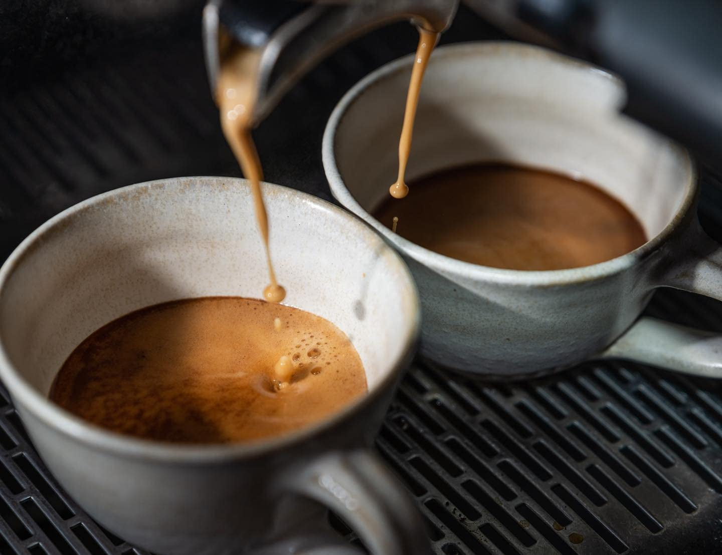 Espresso N°10 de Coffee858 - Mélange d'espresso fort et épicé, composé de 70% de grains Arabica du Brésil et 30% de Robusta (1000g)