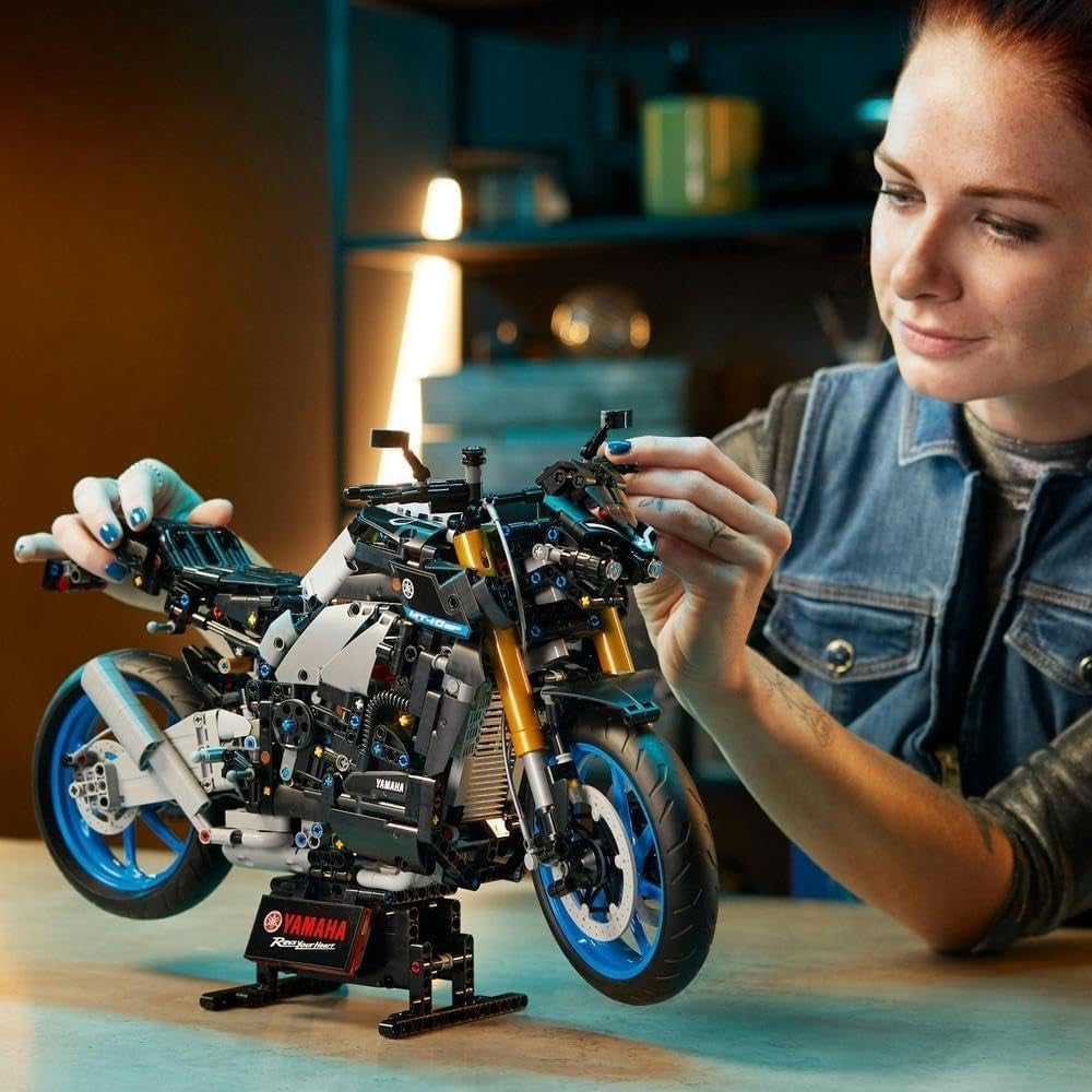 LEGO 42159 Technic Yamaha MT-10 SP Kit de modèle de moto pour adultes, modèle de véhicule authentique à moteur 4 cylindres, direction fonctionnelle et application AR, cadeau pour hommes et femmes Kits de construction Besuche den LEGO-Store