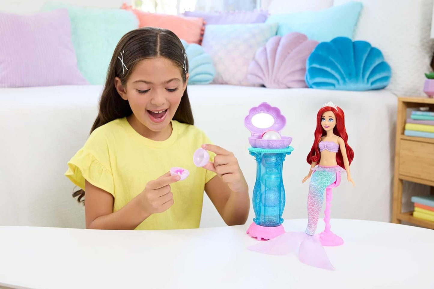 Mattel Disney Princess Toys, poupée mannequin Arielle sirène avec queue amovible, table de maquillage avec 5 surprises pop-up répétables et 5 accessoires, JBF86 Naty Shop Dolls