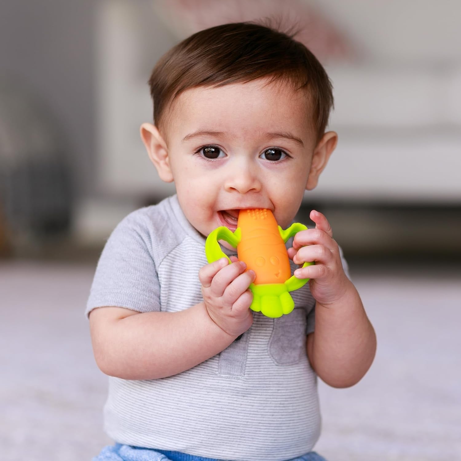 Infantino Lil' Nibbles, anneau de dentition en silicone texturé, jouet de dentition pour bébé sans BPA, doux, facile à tenir, stimulation sensorielle pour nourrissons, carotte
