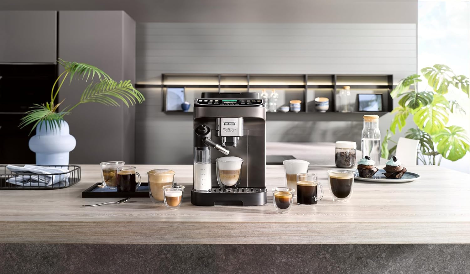 De'Longhi Magnifica Evo Next - Expresso entièrement automatique Perfetto avec mousseur à lait LatteCrema, 13 boissons à une touche, cafetière et cappuccino, écran tactile couleur, titane (ECAM312.80.TB)