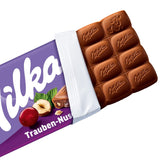 Milka Raisins et Noisettes – Chocolat au lait alpin avec morceaux de noisettes et raisins secs – 90g