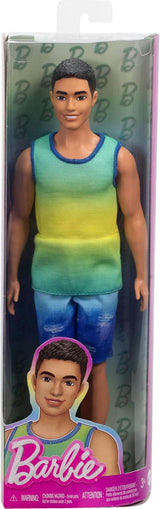 Poupée Ken Barbie Fashionistas no. 236 avec cheveux noirs, débardeur ombré bleu sarcelle, short en jean et baskets argentées, HYV00