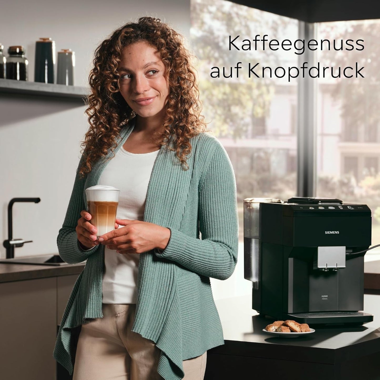 Machine à expresso automatique classique Siemens EQ500, écran couleur TFT, 5 types de café et de lait, fonction double tasse, nettoyage facile, unité de percolation amovible, avec tuyau à lait, noir, TP511E19