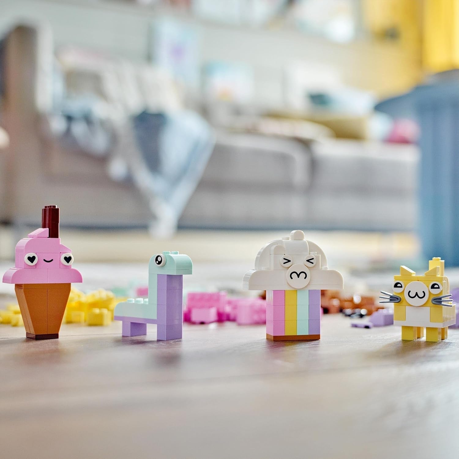 LEGO 11028 Ensemble de construction créatif pastel classique Boîte de briques, jouet de construction pour filles et garçons âgés de 5 ans et plus avec modèles ; glace, dinosaure, chat et plus encore Jeux de construction Besuche an LEGO-Store