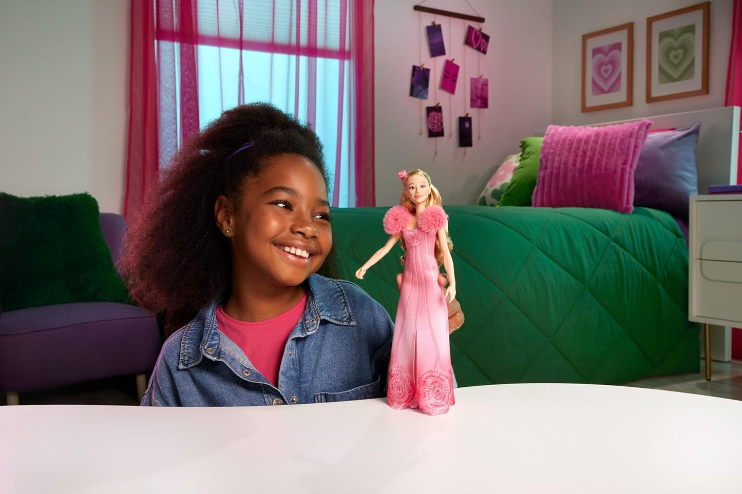 Mattel Glinda de Wicked and Accessories Poupée articulée inspirée du film avec tenue détachable Sings Loved by Us JLG49 Rose