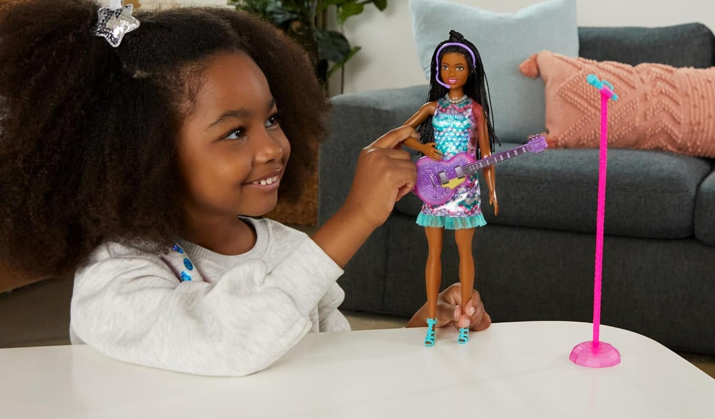 Barbie GYJ22 - Cadeau gratuit pour le grand rêve Brooklyn Puppe (environ 30 cm, cheveux bruns) avec mélodie au-dessus du film, lumière, microphone et accessoires, conçu pour les enfants à partir de 3 ans