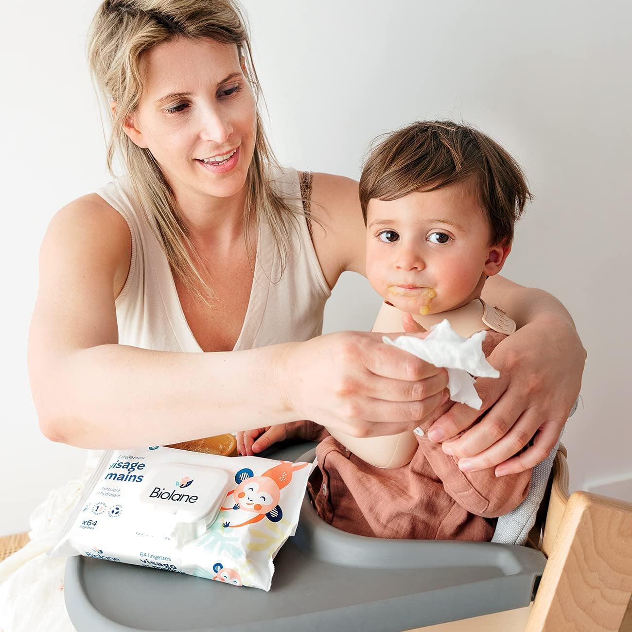 BIOLANE - Lingettes humides bébé, visage et mains - Lingettes nettoyantes extra douces pour l'hygiène - Lingettes humides bébé dès la naissance - Sans alcool - 12 x 64 lingettes (768 lingettes)