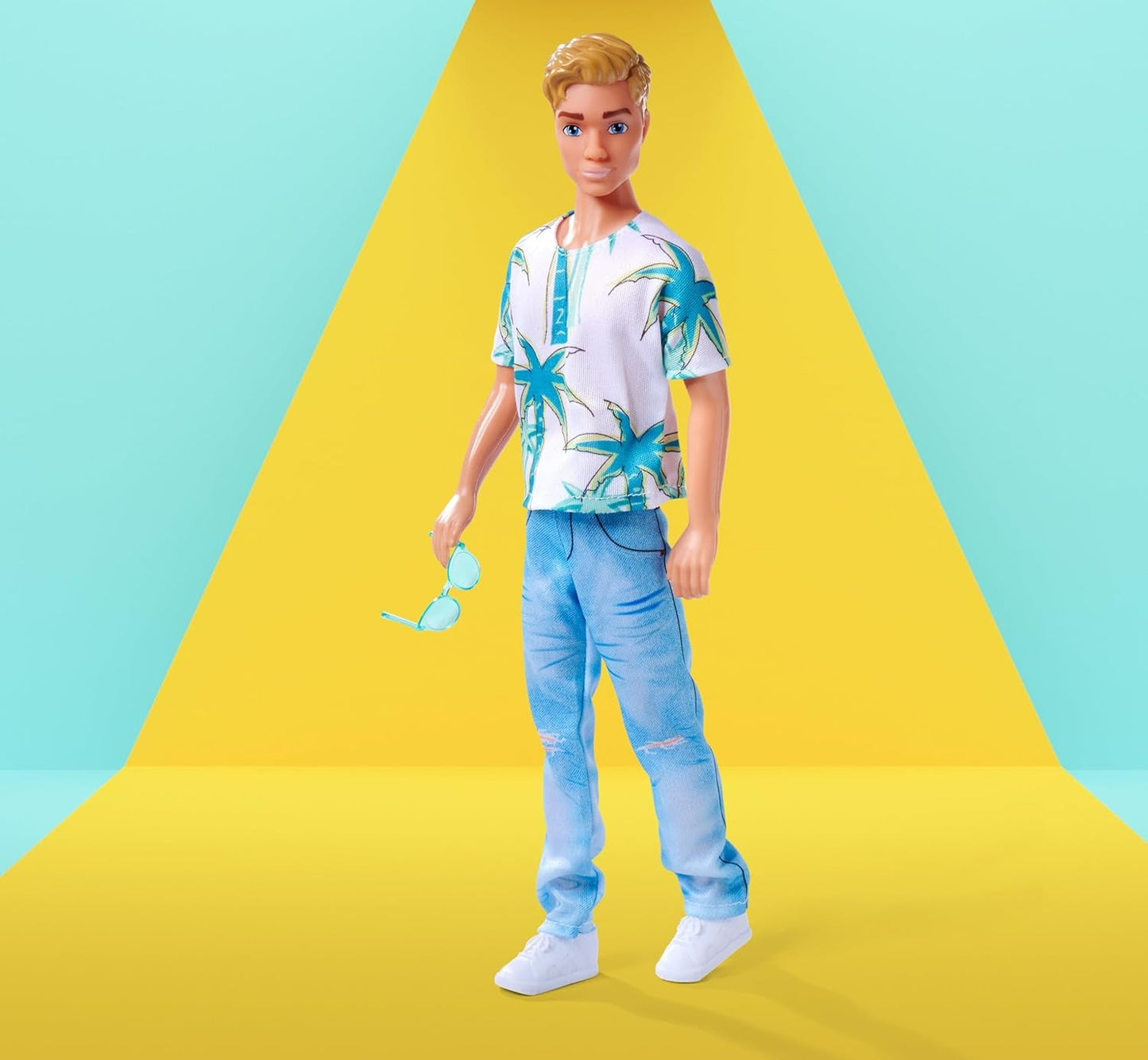 Poupée Simba Steffi Love Kevin portant un haut à imprimé palmiers et un jean cool, avec lunettes de soleil, 30 cm, à partir de 3 ans