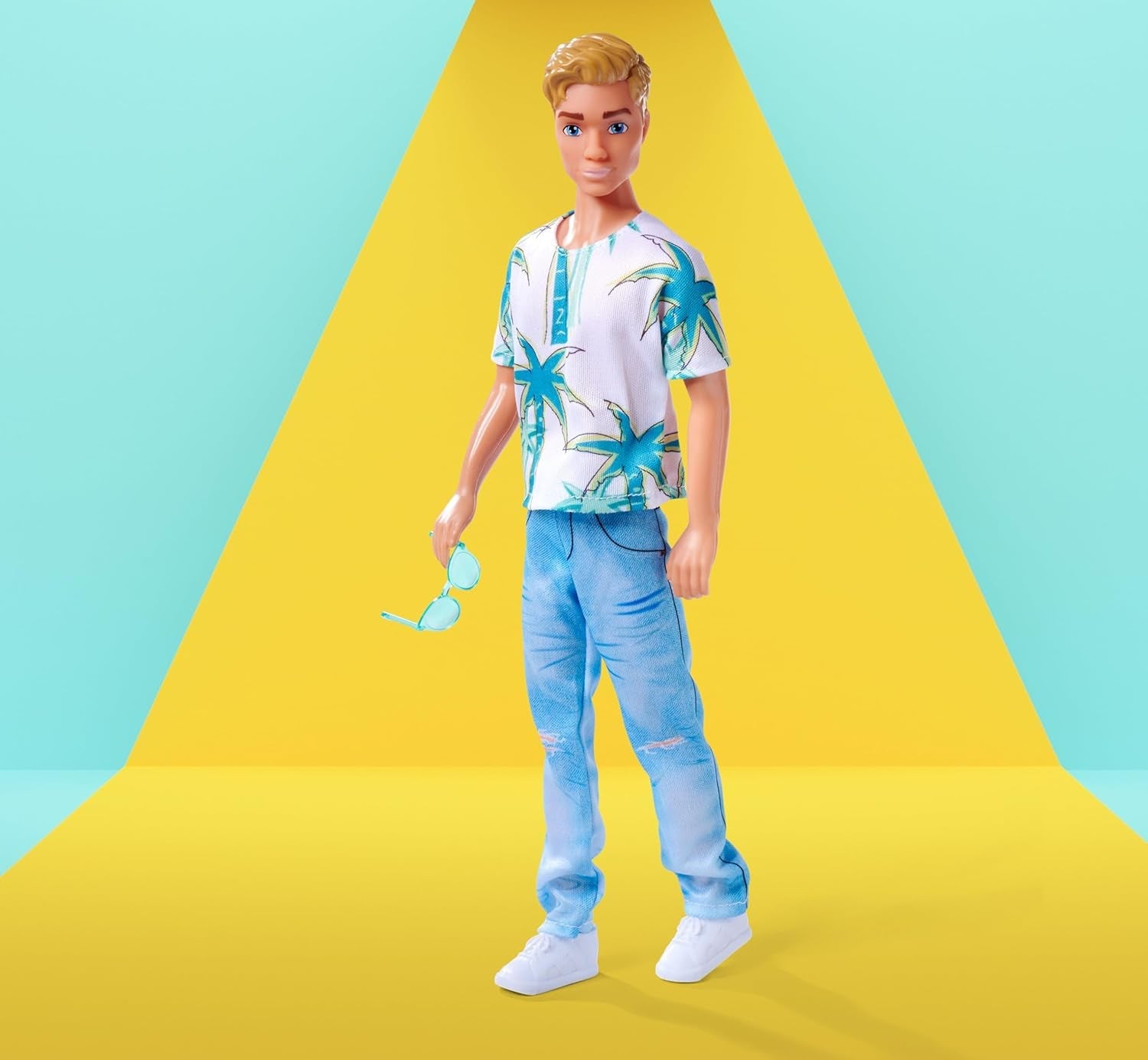 Poupée Simba Steffi Love Kevin portant un haut à imprimé palmiers et un jean cool, avec lunettes de soleil, 30 cm, à partir de 3 ans