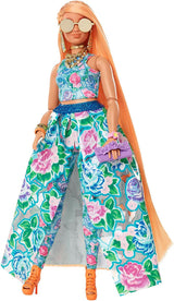 Barbie Extra Fancy, cheveux longs et courbés blond fraise, costume deux pièces, chat bleu, sac rose, lunettes de soleil ananas avec poupée, convient comme cadeau, poupées Hhn14 Naty Shop