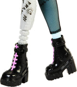 Poupée Monster High Frankie Stone en veste en jean et short, comprend un chien Watzie et des accessoires tels qu'un sac à dos, une collation et un carnet, HXH73 Naty Shop Dolls