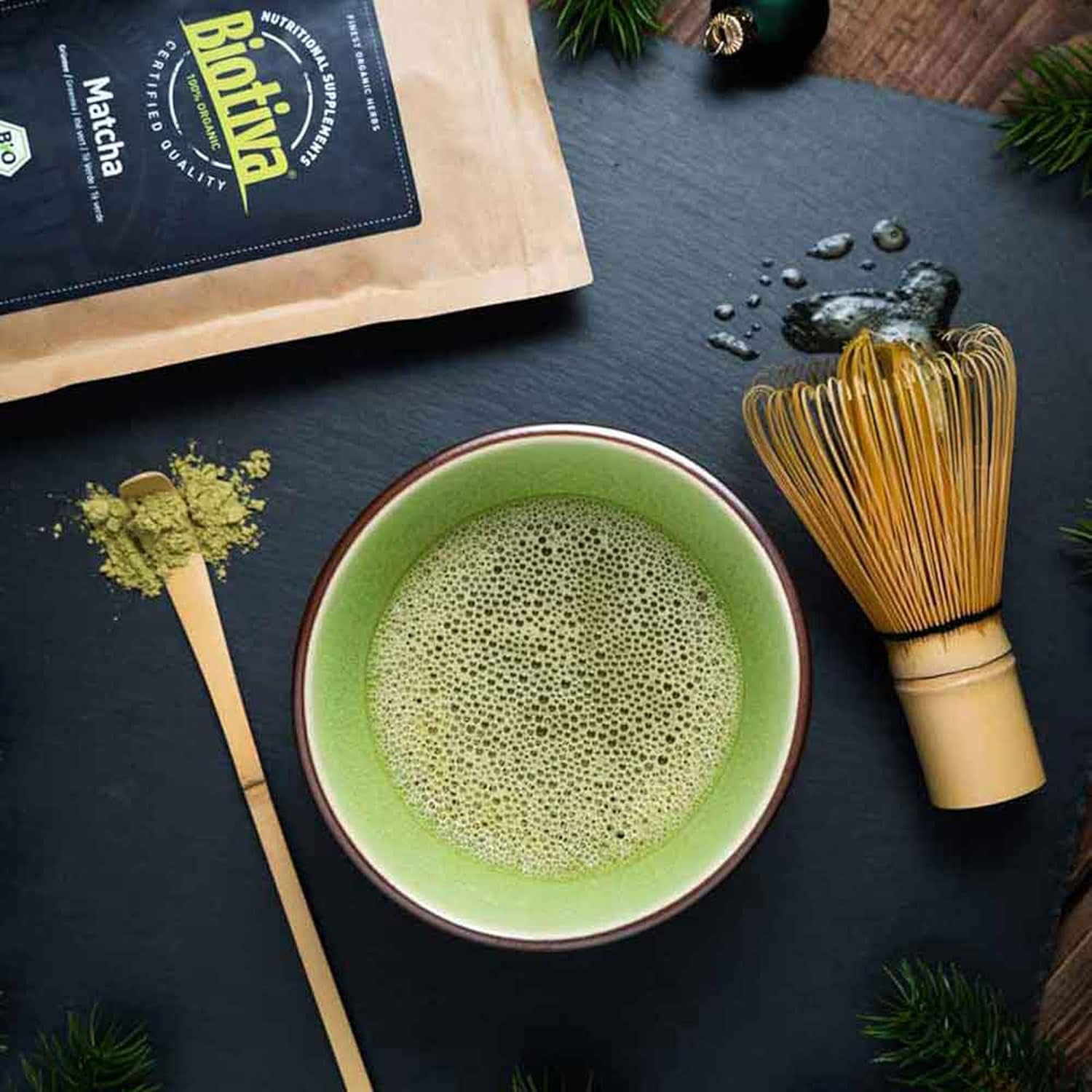 Thé Matcha biologique 100 g - Poudre de matcha originale - Smoothies au thé au lait - Matcha biologique de la plus haute qualité du Japon - Mis en bouteille et contrôlé en Allemagne - Biotiva