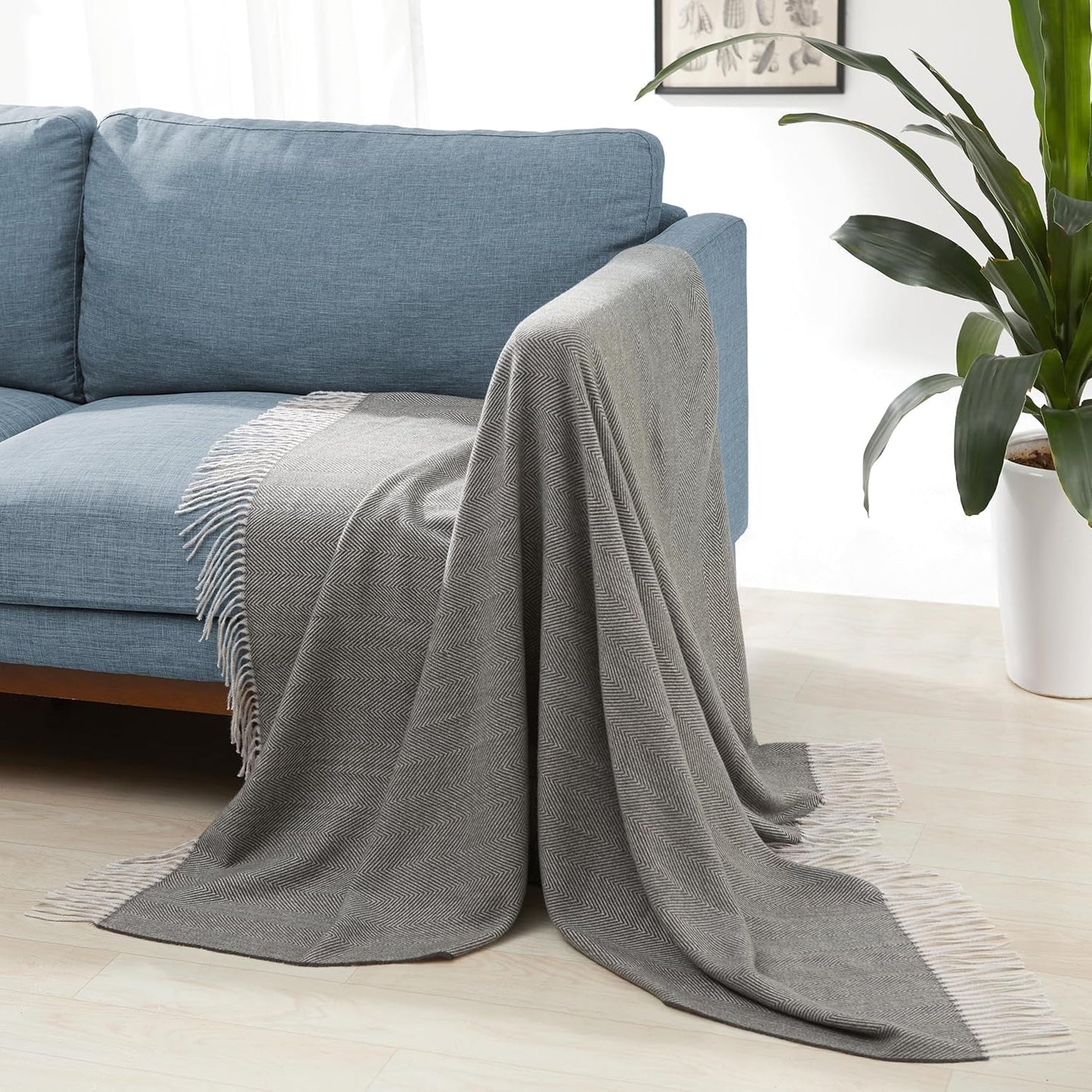 Amazon Basics Couverture légère en polyester recyclé, décoration de chambre, couverture confortable, 127 x 152 cm, blanc ivoire avec motif bleu, lits et couvertures à carreaux Besuche den Amazon Basics-Store Motif à chevrons gris foncé et gris clair