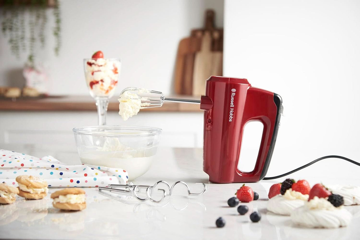 Russell Hobbs Mélangeur à main [Handrührgerät] Desire Rot (5 Geschwindigkeitsstufen+Turbofunktion, 2 Spülmaschinengeeignete Rührbesen & Knethaken, Auswurftaste, Aufrechte Parkposition) Handrührer 24670-56 Kitchen Naty Shop
