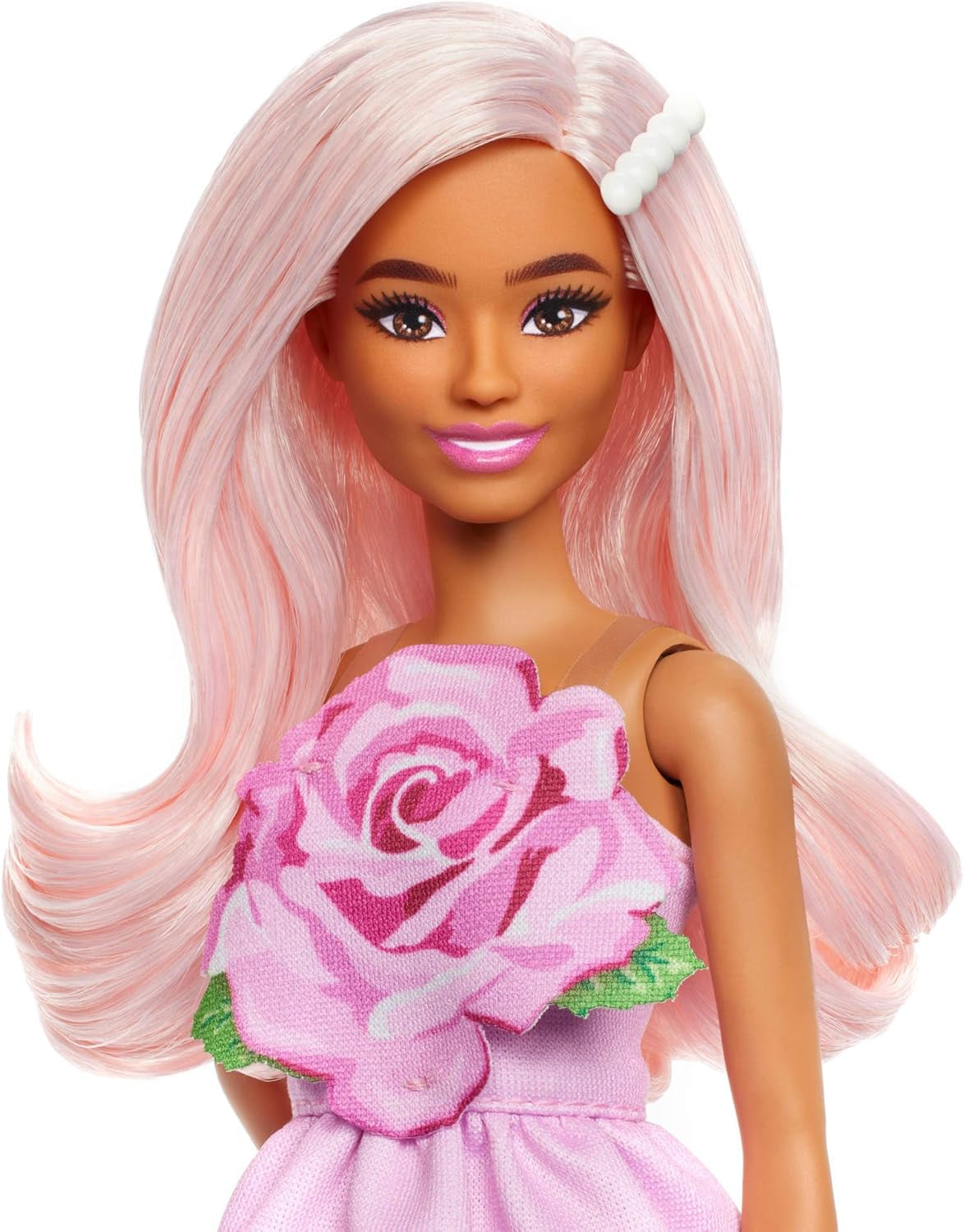 Poupée Barbie Fashionistas no. 238 avec cheveux rose pastel, robe bustier avec corsage rose, pince à cheveux en perles et talons hauts et barrettes, HYT94