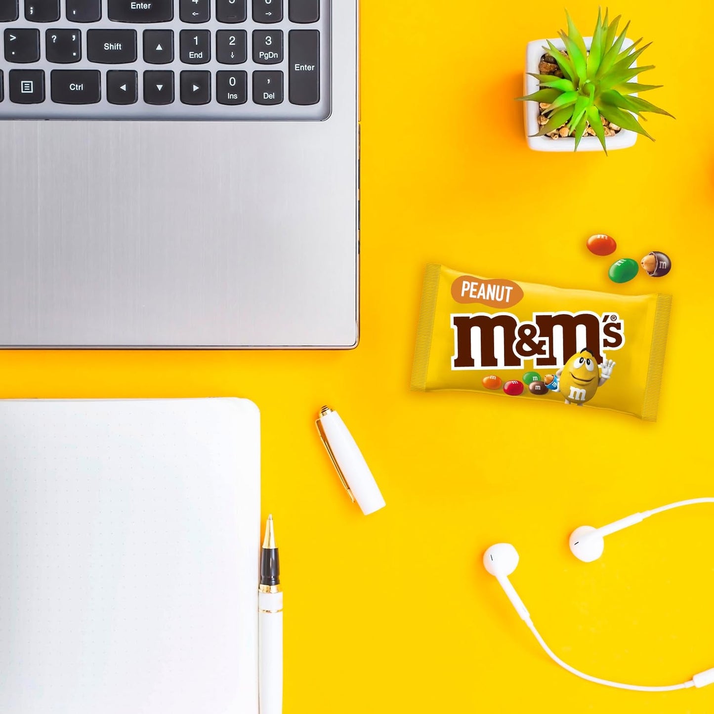 M&M's Peanut Chocolate Bulk Pack 24 x 45 g Lentilles au chocolat aromatisées aux cacahuètes Cadeau au chocolat (1080 g) Idéal comme friandise sur le thème du football