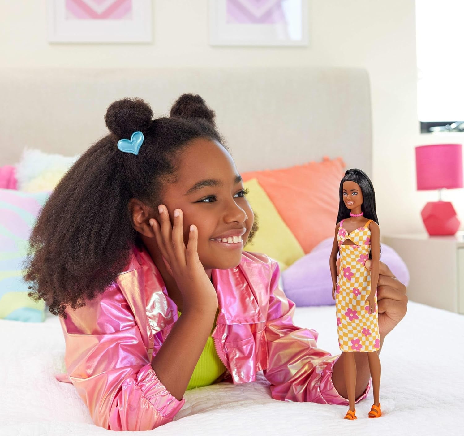 Poupée Barbie Fashionistas no. 233 aux cheveux noirs, robe midi à carreaux orange à fleurs roses, collier et sandales, HYT91
