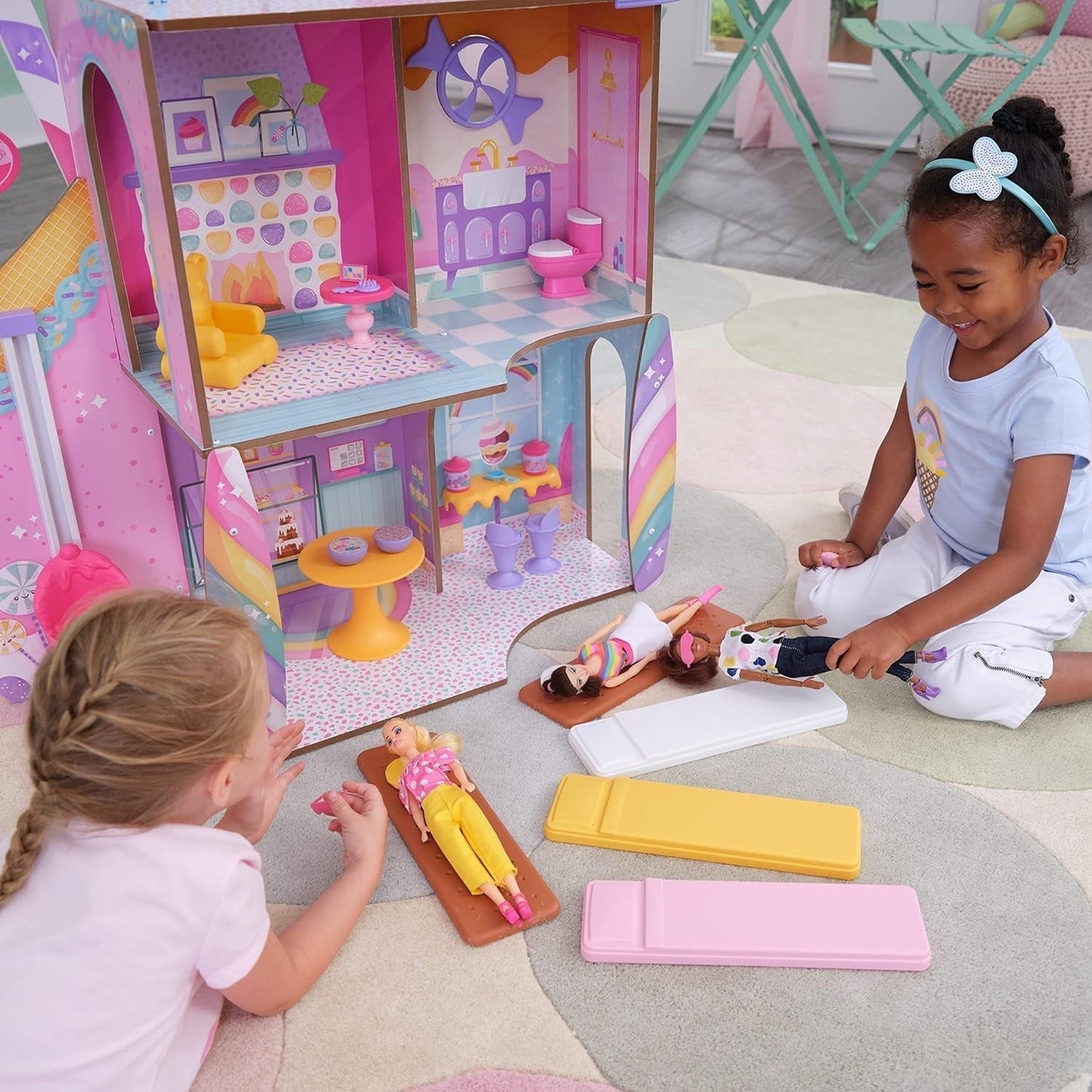 Kidkraft Candy Castle Maison de poupée en bois avec meubles et accessoires, maison de figurines lama licorne, élévateur à gâteau à la crème glacée et chaise en caoutchouc pour poupées, jouet pour 3 ans, 20242 Naty Shop Dollhouses