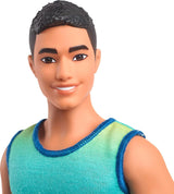 Poupée Ken Barbie Fashionistas no. 236 avec cheveux noirs, débardeur ombré bleu sarcelle, short en jean et baskets argentées, HYV00