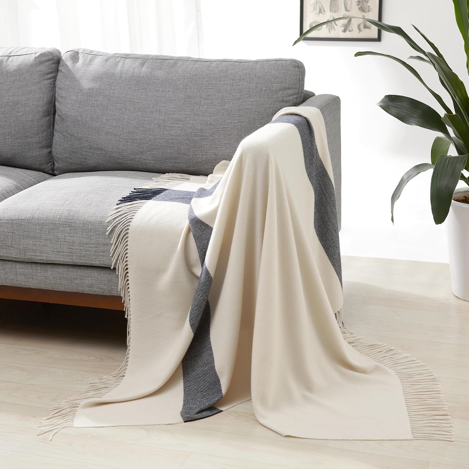 Amazon Basics Couverture légère en polyester recyclé, couverture confortable pour décoration de chambre, 127 x 152 cm, blanc ivoire à carreaux bleus Lits et couvertures Besuche den Amazon Basics-Store Blanc ivoire à motif à carreaux bleus