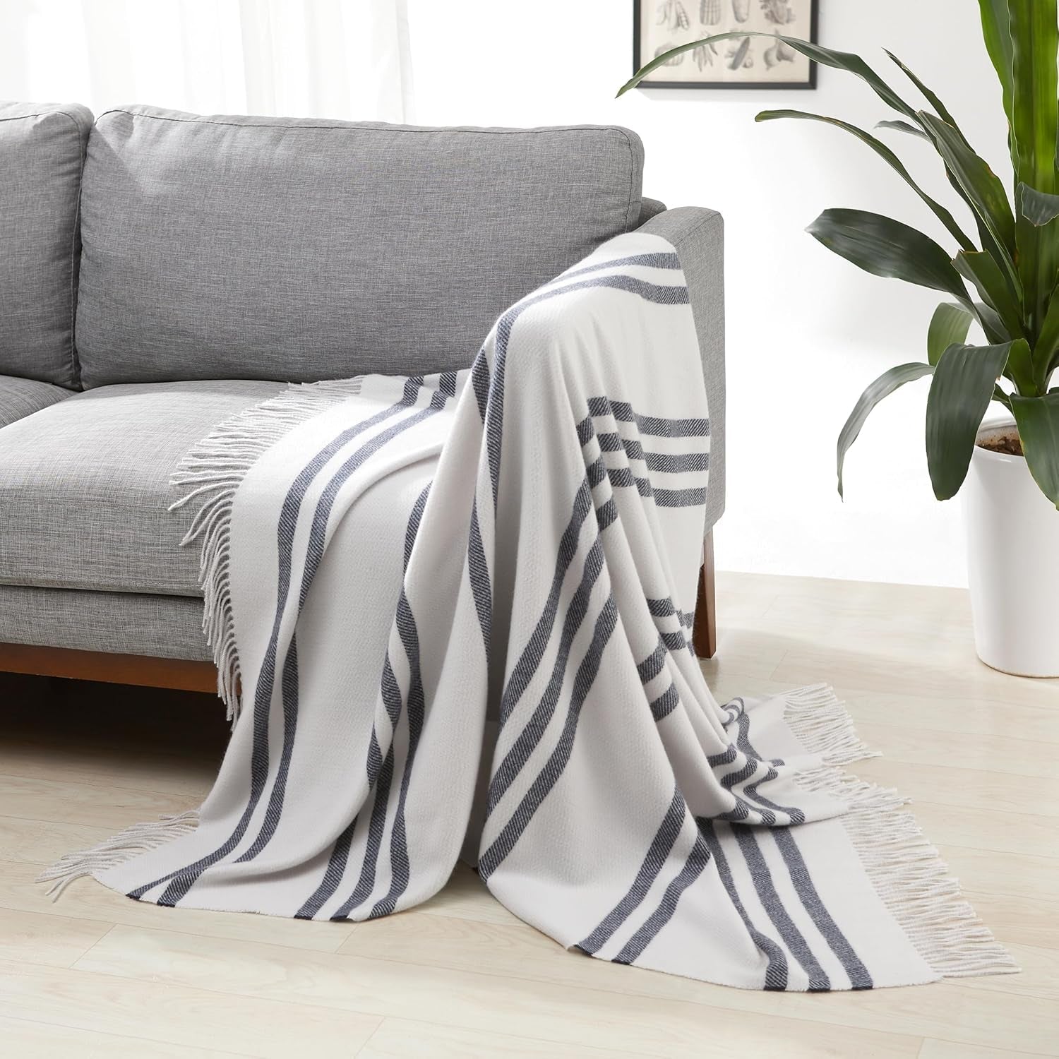 Amazon Basics Couverture légère en polyester recyclé, décoration de chambre, couverture confortable, 127 x 152 cm, blanc ivoire avec motif bleu, lits et couvertures à carreaux Besuche den Amazon Basics-Store Gris clair avec rayures bleues