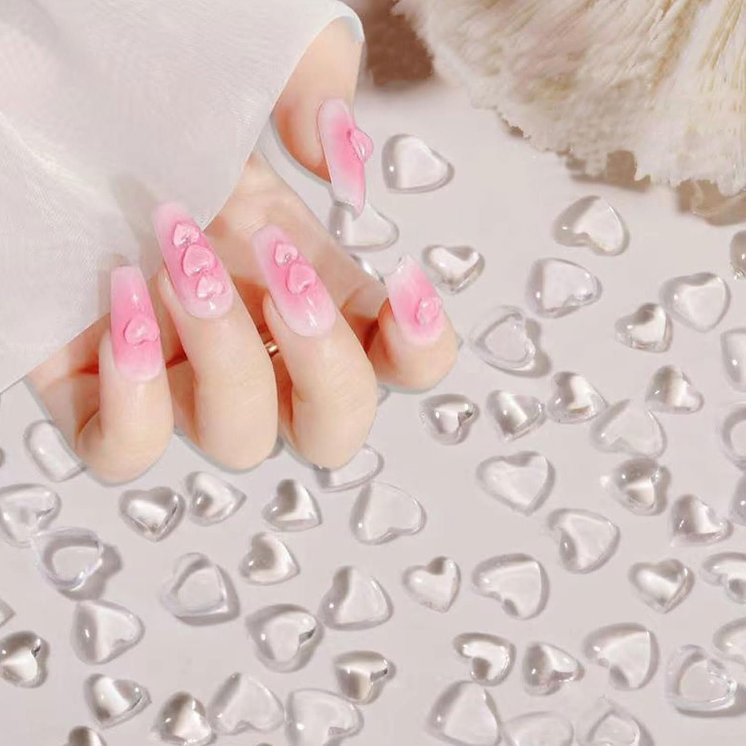 Breloques d'art d'ongle de coeur 3D, 320 pièces de breloques d'ongle en acrylique de couleur claire pour femmes, coeur plat en strass de 4 mm, 6 mm, 8 mm, décorations en forme de coeur pour femmes et filles, accessoires de manucure DIY (4 mm, 6 mm, 8 mm)
