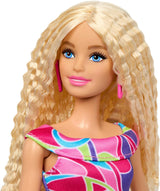 Barbie Fashionistas #223 Poupée aux cheveux blonds ondulés, robe et accessoires inspirés de Totally Hair, poupée mode à collectionner du 65e anniversaire, HRH20