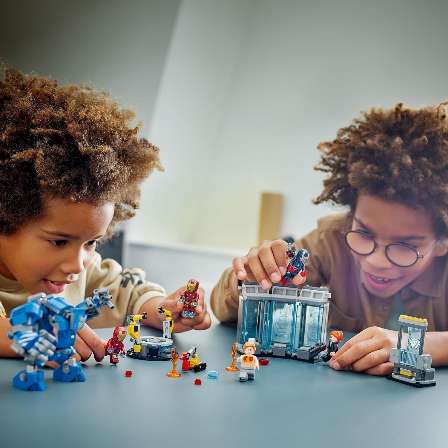 LEGO Marvel Iron Man's Laboratory : Hall of Armor - Jouet de super-héros avec figurine Mech, 5 figurines dont Aldrich Killian - Cadeau Avengers pour garçons et filles à partir de 8 ans 76315 Ensembles de construction Beuche den LEGO-Store