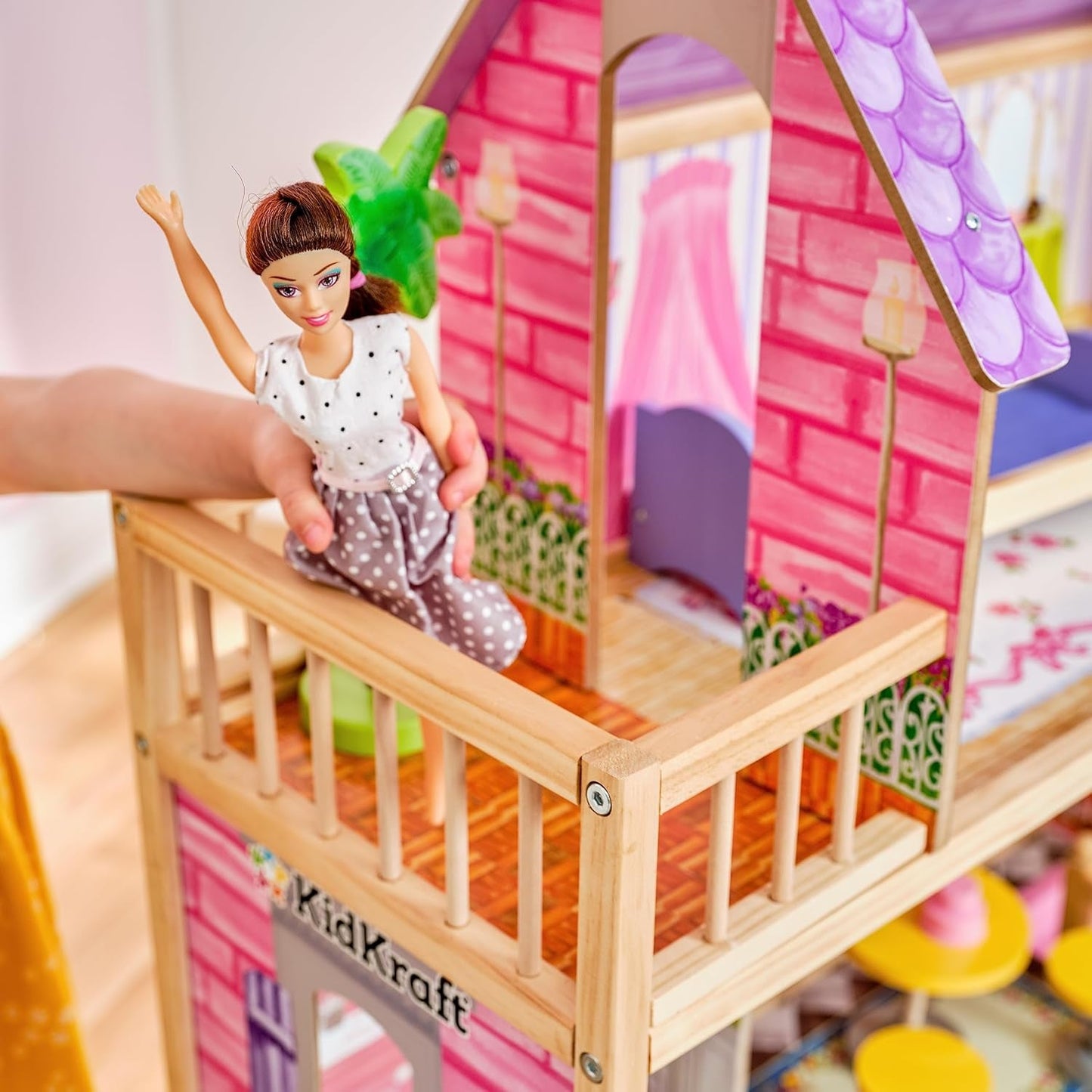 KidKraft Kayla Maison de poupée en bois avec meubles et accessoires, ensemble de jeu à 3 niveaux pour poupée de 30 cm, jouet pour 3 ans et plus, 65092 - Exclusivement sur Amazon