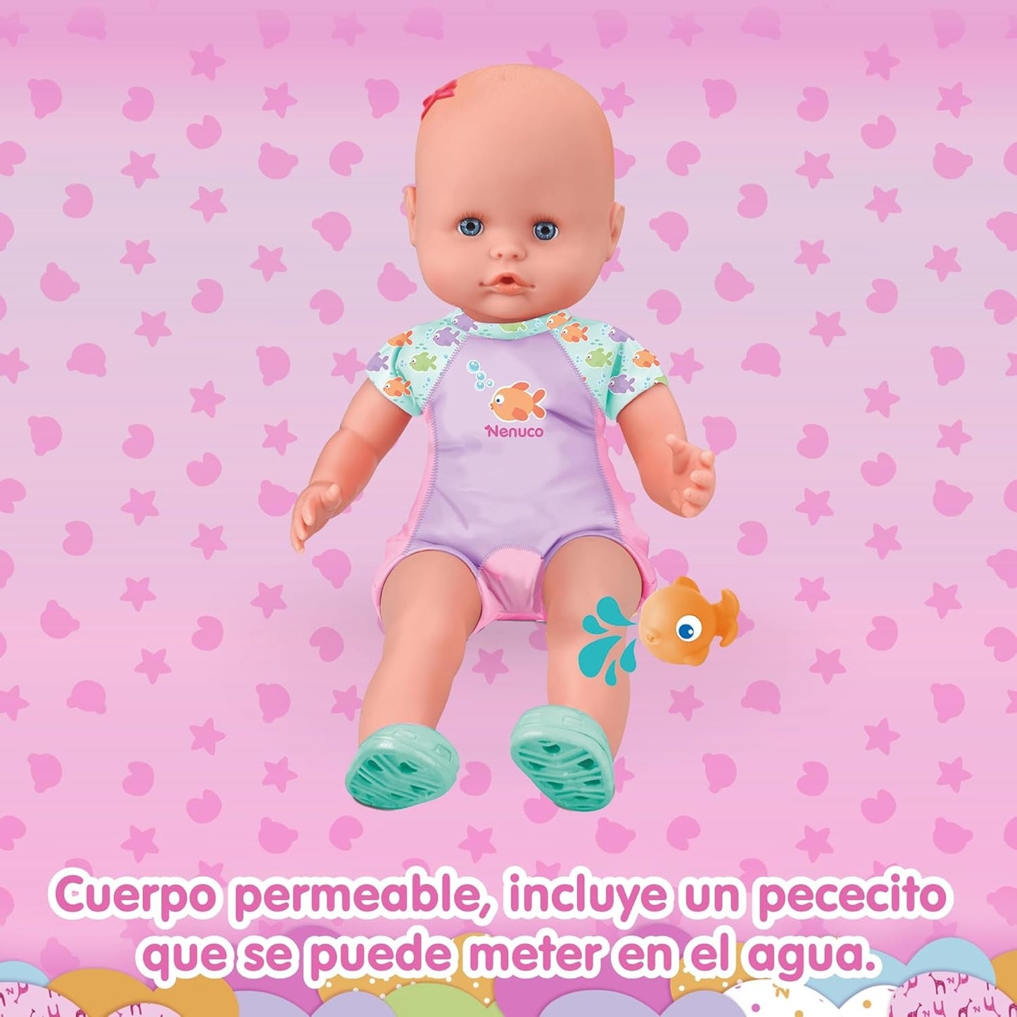 Mon premier bain : Une poupée douce au corps imperméable, adaptée pour une utilisation dans le bain, la piscine et la mer. Comprend un maillot de bain et un poisson placé dans l'eau.