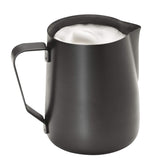 APS Pichet à lait - Pot à lait de haute qualité avec revêtement antiadhésif, en acier inoxydable - Parfait pour faire mousser le lait - Carafe universelle, noir, 600 ml