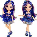 Rainbow High Be Dazzling - Genevieve Bleue - Poupée mannequin bleue de 28 cm avec outil d'embellissement, pierres précieuses scintillantes et accessoires de coiffure