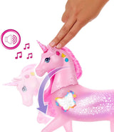 Licorne Barbie qui brille dans le noir avec 20 combinaisons interactives d'effets lumineux, sonores et musicaux pour jouer avec des boutons-poussoirs et des coups de tête, JCP78
