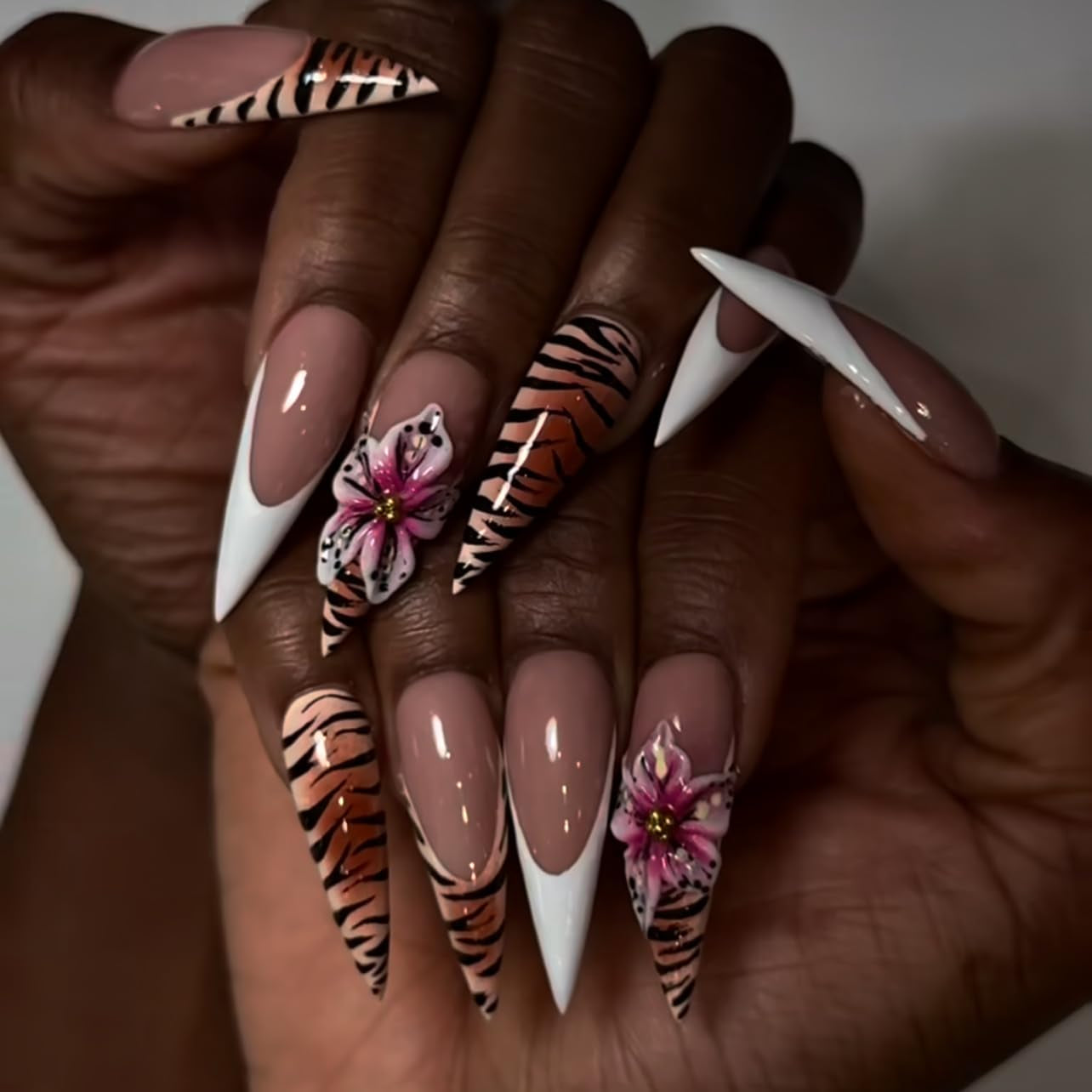 Mouyouglow longs ongles Stiletto laiteux blanc dégradé rose paillettes Cool faux ongles avec colle rose Ombre paillettes ongles artificiels