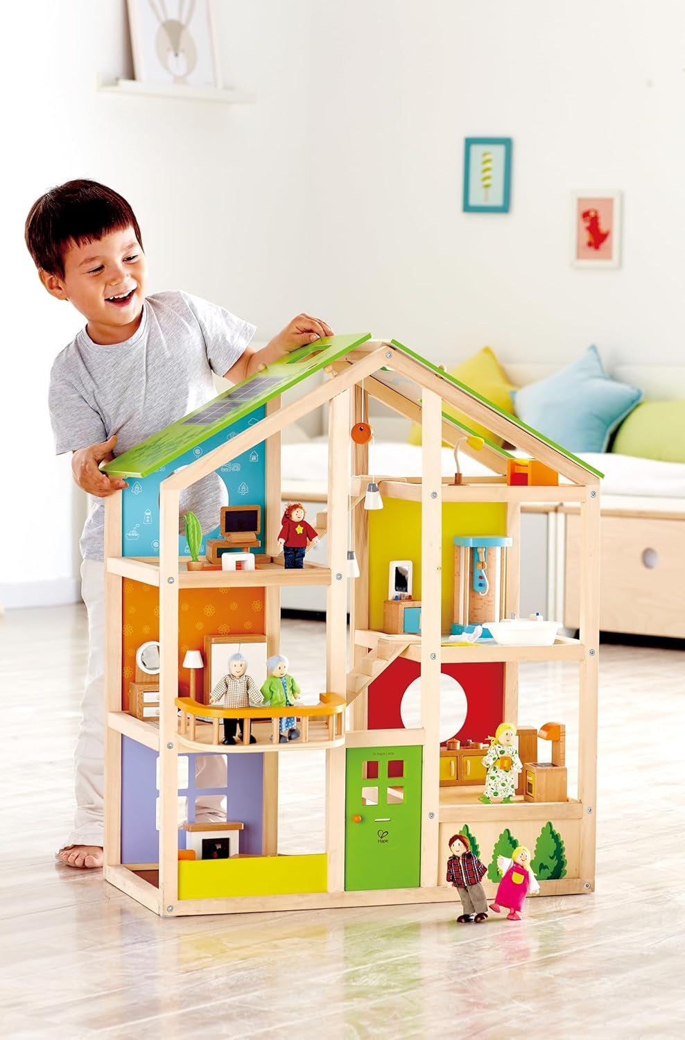 Hape Four Seasons Dollhouse - maison de poupée en bois primée à trois étages avec meubles, accessoires, escaliers coulissants et toit réversible pour toutes les saisons, pour les enfants de 3 ans et plus