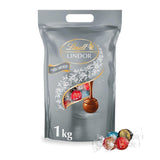 Chocolat Lindt | Sac assorti LINDOR argent | Sac de 1 kg | 80 boules de chocolat au lait fondantes, 70%, arômes caramel au beurre salé et double chocolat | Cadeau de chocolat à partager