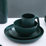 Service de table Kyraton en plastique incassable et réutilisable, composé de 16 pièces. Assiettes, tasses, bols et plats légers. Facile à transporter et à nettoyer. Sans BPA. Pour 4 personnes.