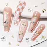 Coffret de 4 porte-clés à ongles – 48 types de porte-clés à ongles 3D dorés et argentés (papillons, fleurs, perles, etc.) + pince à épiler et stylo – pour ongles en gel et acrylique DIY | Idéal pour le salon de manucure et la maison