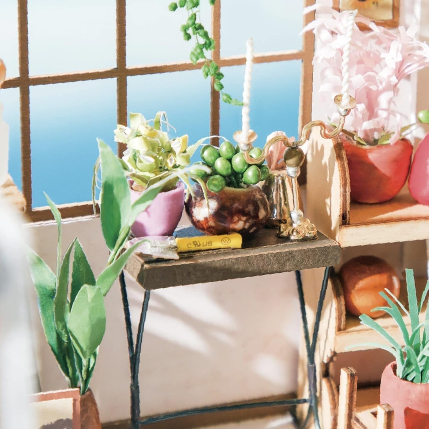 Robotime DG145 Rolife Emily's Flower Shop Maison de poupée miniature En bois, métal, tissu et carton, Dimensions : 22 X 15 X 17 Cm, Maisons de poupées Naty Shop