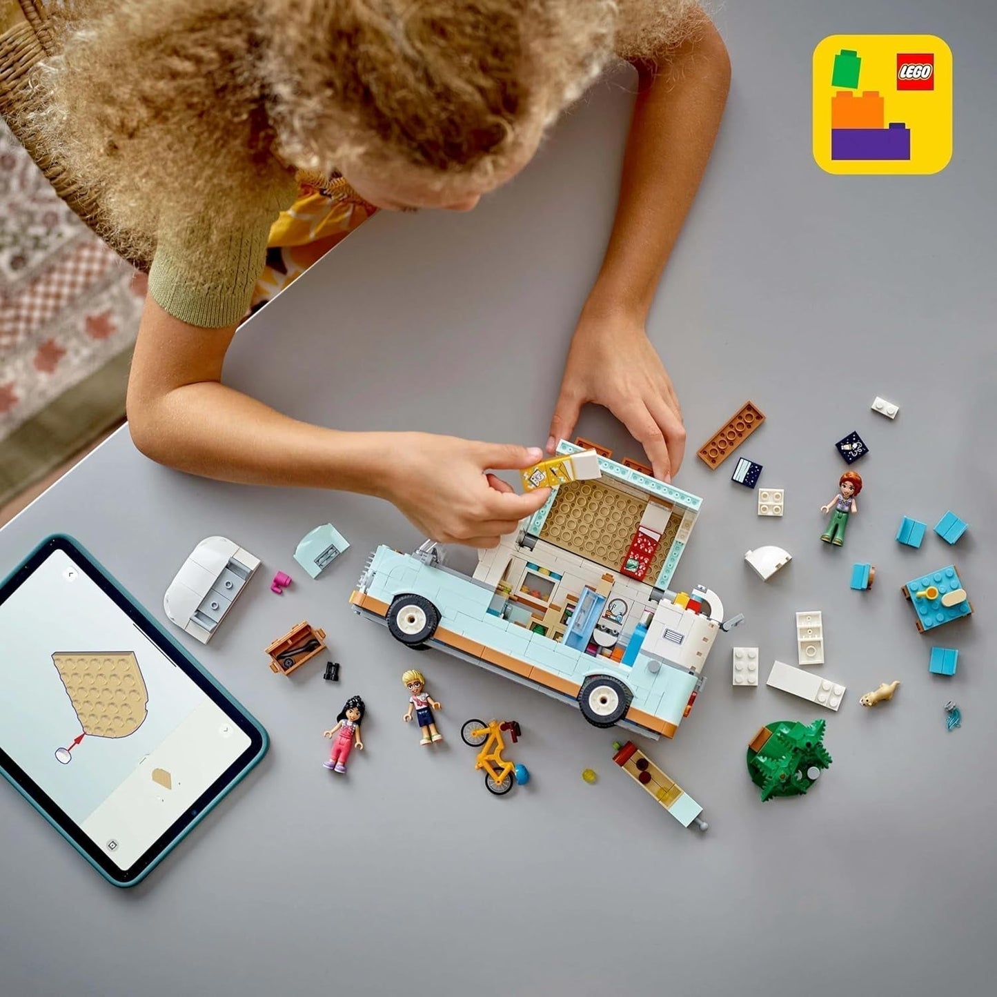 LEGO Friends Caravan, jeu de construction de rôle avec une caravane jouet, cadeau pour les filles à partir de 7 ans, jeu créatif avec 3 figurines et figurine d'animal furet 42663 Jeux de construction Besuche den LEGO-Store